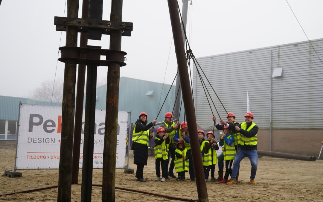 Symbolische eerste heipaal Beweeg- en Kindcentrum Kineo geslagen