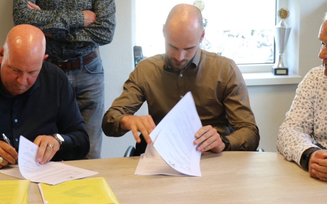 Tennisvereniging Alkemade zet handtekeningen onder overeenkomst renovatie tennispark